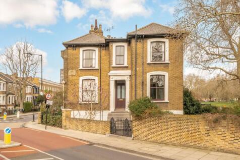 A stunning four bedroom period end of terrace house on Lansdowne Drive over looking London Fields. This property boasts from high ceilings, large sach windows, original wooden flooring throughout whic