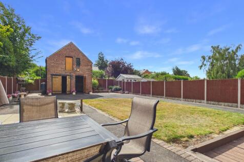 Rear Garden & Outbuilding