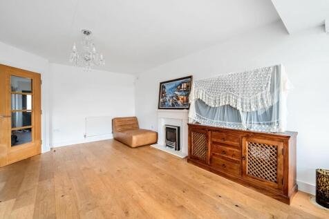 Dining & Lounge Area