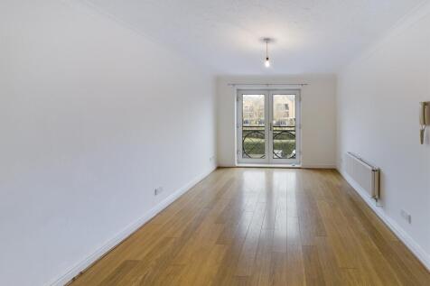 Belvoir Liverpool Central are pleased to offer this bright and spacious two bedroom apartment in South Ferry Quay. Set in a quiet location within easy walking distance of Liverpool city centre, the pr