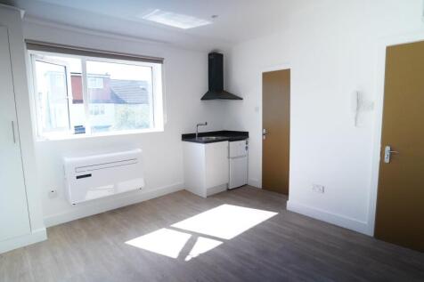 Holmes Estates proudly presents this brand new Ensuite Studio with a communal Garden in Streatham Common. With convenient access to local amenities and transport links. **Available now**