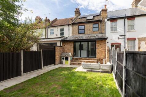 Selwyn Avenue, E4