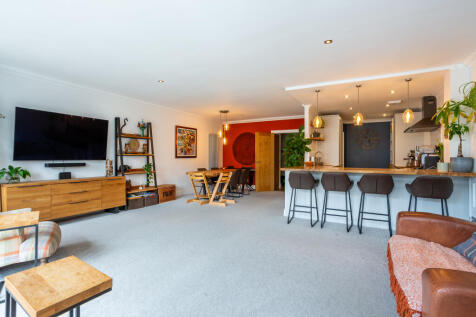 A delightful 2 bedroom 2 bathroom home on the highly desired Narrow Street of E14 with a short walk to Canary Wharf.