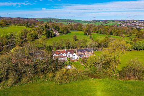 Aerial of rear and surrounds