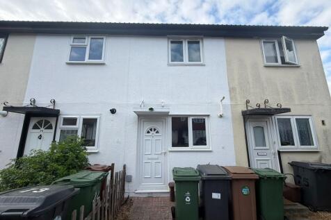 *MUST BE SEEN* Wonderlease are delighted to present to the market for rent this newly refurbished, two bedroom terraced house in Chingford. This property benefits from one double bedroom, one single b