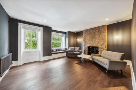 Located in the vibrant neighbourhood in Clapham, this stunning two-bedroom top-floor flat offers spacious interiors, modern amenities, and an enviable location. Near Clapham Junction, nearby green spa