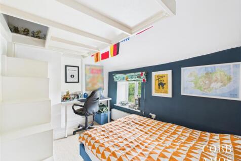 CAM02803G0-PR0220-STILL019 bed 2.jpg