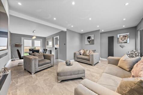 3 bed, 1 bath Detached in Glasgow - Photo 2