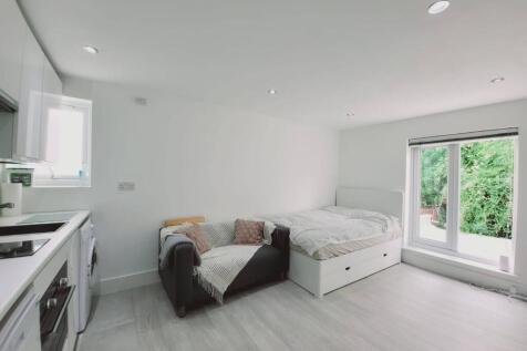 Enquire for a video tour - A bright and airy studio apartment situated in a well maintained period conversion conveniently located for local amenities and transport links in West Hampstead. The proper