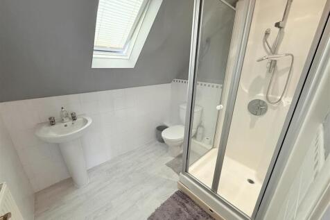 EN-SUITE SHOWER ROOM