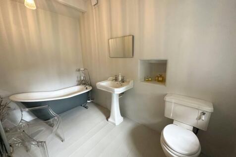 LUXURY HOUSE BATHROOM