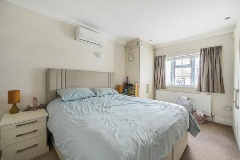 16 Craddocks main bedroom.jpg