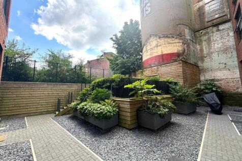 Communal outdoor area pic 2