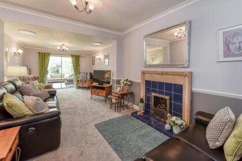 57 Queens Road-living1.jpg