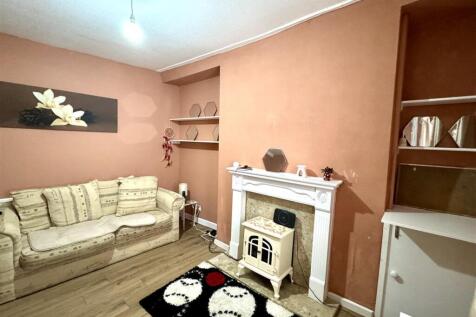 LOUNGE / DINING ROOM