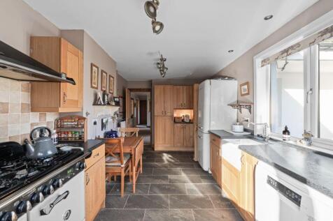 3 bed, 2 bath Detached Bungalow in Leeds - Photo 5