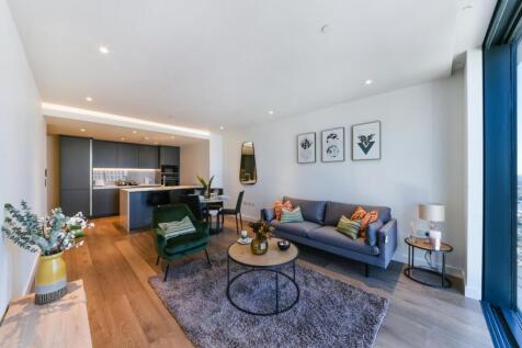 Modern one bedroom apartment in SQP, a breath-taking 68 storey dockside development in Canary Wharf. Features include extensive glazing, underfloor heating, comfort cooling, lightwood engineered floor