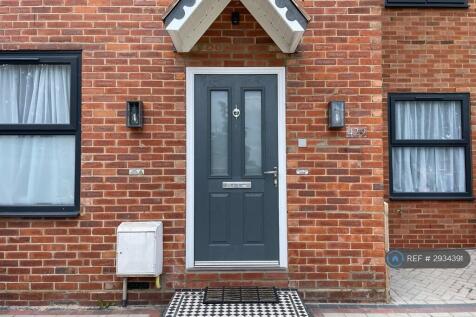 One of a kind, no more compromise, feel at home. Really lovely homely apartment. Very bright and clean! A brand new, full-spec, self-contained, fully furnished one-bedroom split-level flat wit... ** P
