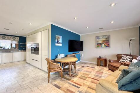 5 bed, 3 bath Detached Bungalow in Glasgow - Photo 8