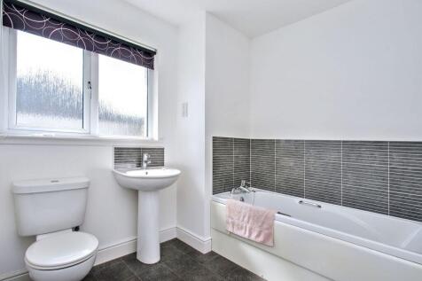 4 bed, 3 bath Detached in Leeds - Photo 11
