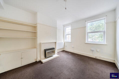 A well-proportioned one-bedroom first floor flat situated on the popular Junction Road, ideally located for Archway Underground Station and the wide range of local amenities available in the area. Off