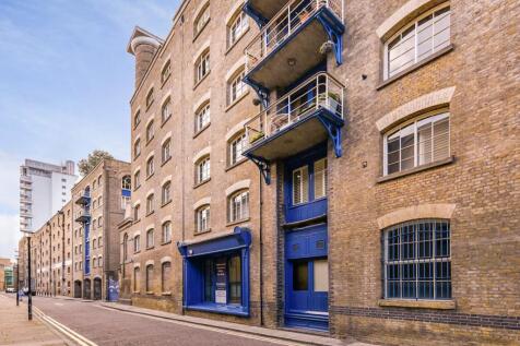 A beautifully presented apartment situated within this historic 19th century warehouse conversion. The property maintains many of its original features including exposed brick work, oak beams and orig