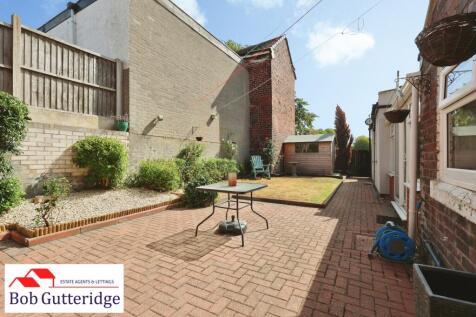 ENCLOSED REAR GARDEN