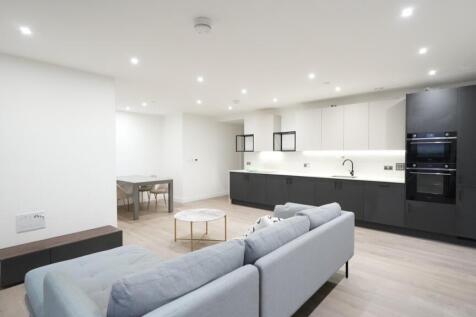 New build with huge south facing balcony with water views and building amenities in N4.