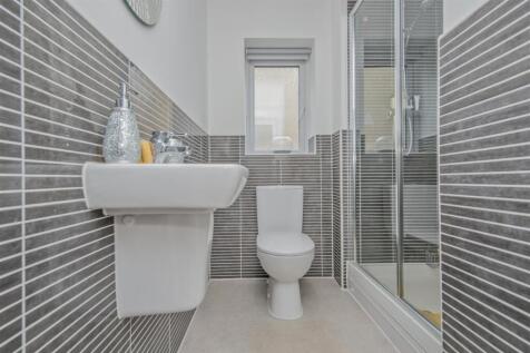 En-suite Shower Room / WC: