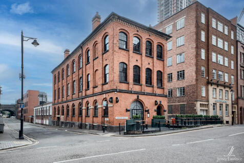 LARGE and Converted, 2 double bedroom, second floor Duplex apartment in a prime St Pauls Square location! Featuring stunning high ceilings, with huge picturesque windows, over looking St Pauls square,