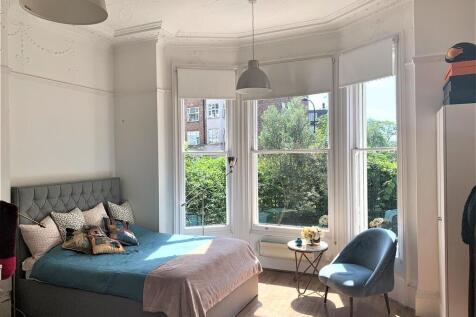 Sunny & bright, recently refurbished studio apartment with tall windows, high ceilings, wooden floors, fitted kitchen, washing machine & dishwasher. Moments from Belsize Park, Swiss Cottage & Finchley