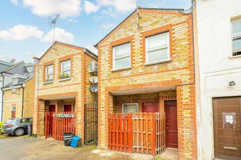 With the advantage of your own entrance and ideally and suited to a single professional or couple, this very bright and airy one double bedroom apartment is now available to view. Set in the heart of