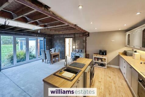 Kitchen &amp; Living Area