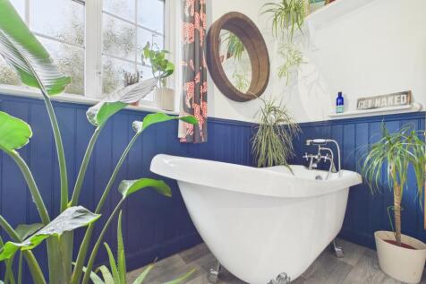 Imagine relaxing in this bath in the evening