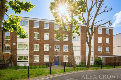 Alex Crown are pleased to offer this room let within a four-bedroom flat located in Simmons House, Sussex Way, N7. Please note this is a ROOM LET ONLY within a shared four-bedroom flat and not the ent