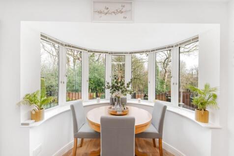 OPEN-PLAN DINING KITCHEN - DINING AREA