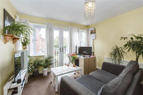 Offering a lovely one-bedroom apartment, set on the first floor of this purpose build apartment block. This home offers a living room with Juliet balcony, fitted kitchen with white goods and a double