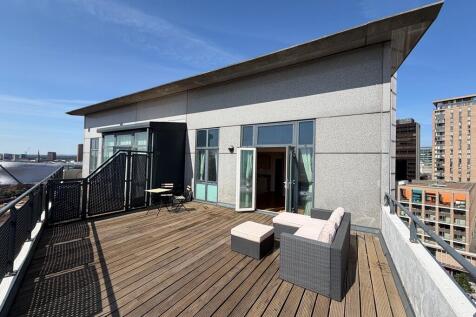 **AVAILABLE NOW** LARGE MASSHOUSE 2 BED WITH TERRACE AND PARKING
