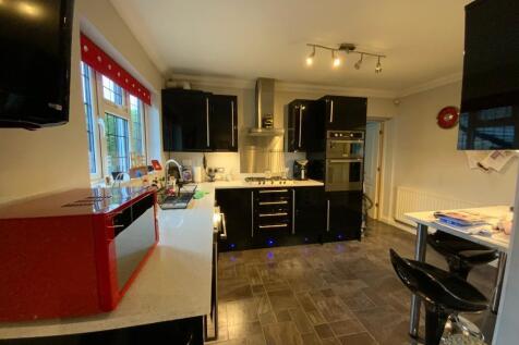 L-SHAPED KITCHEN 20'4 x 12'10