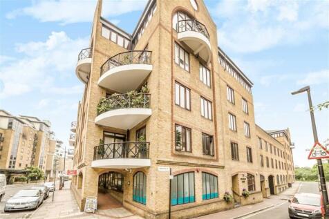 A bright two bedroom apartment on the third floor of Hermitage Court. The property has two double bedrooms, separate kitchen and daytime concierge.