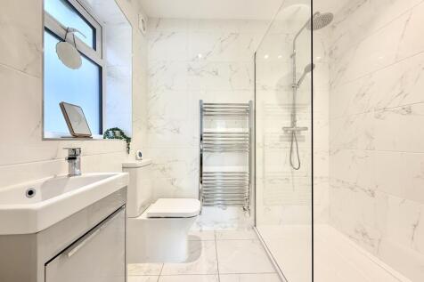 Downstairs Bedroom En Suite