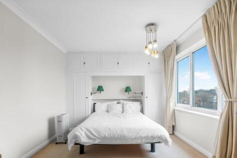 2 bed, 2 bath Apartment in London - Photo 13