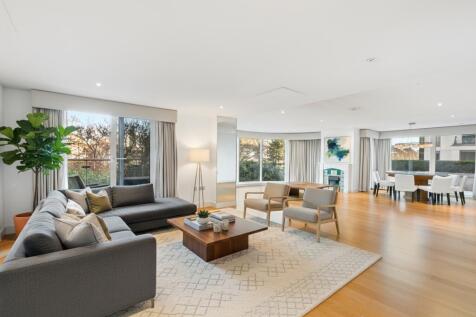 A larger than normal three bedroom lateral apartment, located in this sought after riverside development. This modern property comprises three bedrooms, three bathrooms, a fully fitted kitchen and spa