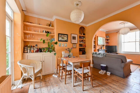 ZERO DEPOSIT AVAILABLE. LONG LET. Located on a peaceful residential road within the popular Shaftesbury Estate, this superb 2 bedroom house is full of character and features a pretty rear Garden.