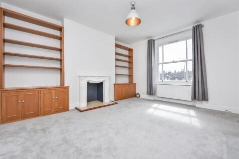 TWO DOUBLE BEDROOM FIRST FLOOR FLAT WITH ONE ALLOCATED PARKING SPACE IN PRIVATE GATED AREA located moments from Richmond Town Centre and Train Station. This property comprises an entrance hallway lead