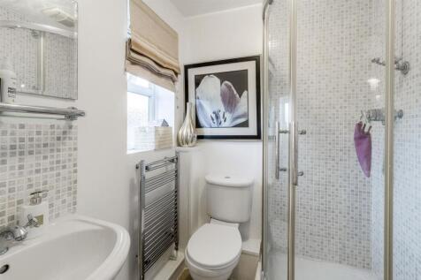 En Suite to Bedroom 1