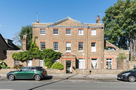 This delightful top floor apartment in central Twickenham is only 300m from the train station, and forms part of a Georgian Grade II Listed building, and retains many original features and boasting va