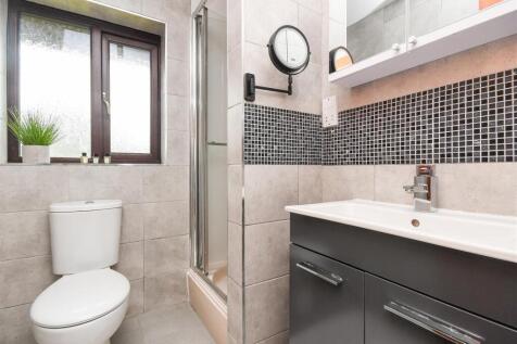 15 Midhurst  Grove - En-Suite.jpg