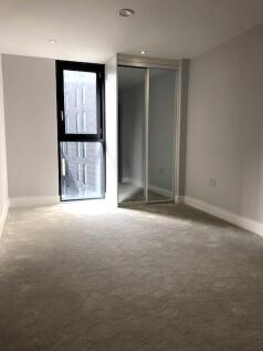 Leef are delighted to offer this stunning 2 bedroom apartment situated in the heart of Manchester. The Hallmark is finished to a top end specification throughout, boasting an onsite concierge and a ro