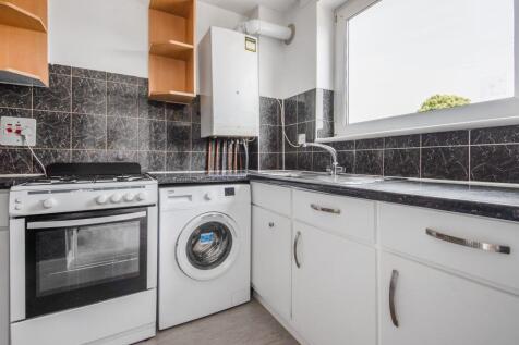 Spacious unfurnished two-bedroom maisonette in Stoke Newington, arranged over two floors with a separate kitchen, generous reception room, modern bathroom and built-in storage, well placed for Clissol